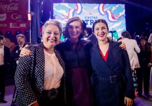Karol Cariola Instagram - ¡Ya llegó el 18 en el Parque O’Higgins y en todo Chile!💃

Tremendo inicio de estas Fiestas Patrias vivimos anoche en la inauguración de las @fondas_stgo encabezada por la Alcaldesa de Santiago @iracixstgo ❤️🇨🇱

Que en estas fiestas no les falte la cueca, ni las instancias para reunirse con sus seres queridos, pero siempre con responsabilidad, ¡si van a tomar, no manejen!