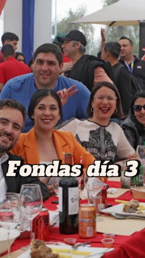 Karol Cariola Instagram - El tercer día de fondas fue con comida, amigos y amigas, y por cierto todo el cariño de los vecinos y vecinas de Santiago. ❤️🇨🇱

Nosotras probamos de todo: carne asada, costillar, empanada de pino, papas fritas, mojito sin alcohol 🤰🏻, choripan, pebre, milkshake y waffles. ¡Y hay muchísimas cosas mas que ustedes pueden ir a probar! 👀

Gracias a todos y todas por el cariño, les deseamos unas lindas fiestas y días de descanso. 🇨🇱🫶