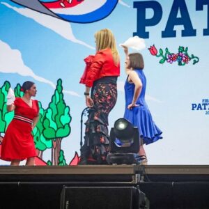 Karol Cariola Instagram - ¡Ya llegó el 18 en el Parque O’Higgins y en todo Chile!💃

Tremendo inicio de estas Fiestas Patrias vivimos anoche en la inauguración de las @fondas_stgo encabezada por la Alcaldesa de Santiago @iracixstgo ❤️🇨🇱

Que en estas fiestas no les falte la cueca, ni las instancias para reunirse con sus seres queridos, pero siempre con responsabilidad, ¡si van a tomar, no manejen!