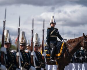 Karol Cariola Instagram - Hoy asistí a la Parada Militar 2024, acompañando la conmemoración del aniversario del ejército en el marco de la independencia nacional. Estaban presentes el Presidente de la República, @gabrielboric, junto a las autoridades de Estado, además de los generales de las tres ramas de las fuerzas armadas. 

Tremendo despliegue y preparación de los 
más de 8 mil hombres y mujeres de las diferentes ramas de las Fuerzas Armadas y de Orden.
