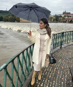 Karolína Kokešová Instagram - Dnešní rychlá zdravotní vycházka, respektive vyjížďka..bohužel s deštníkem v ruce - velké téma a realita posledních dní. Když se totiž příroda rozmyslí, tak jsme pořád jen malí, bezvýznamní mravenečci. 
Dávejte na sebe všichni pozor ☔️❤️‍🩹

#floods #prague #czechia