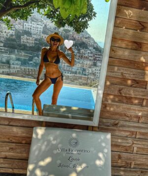 Karolína Kokešová Instagram - Gorgeous @villa_fiorentino_positano 🍋🍷☀️🍝💙

#positano #italy #grazie