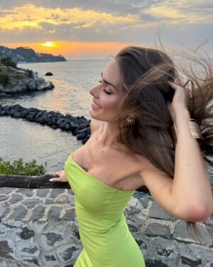 Karolína Kokešová Instagram - Včera byl táák krásný západ slunce..točila jsem něco pro Vás a i nějakou práci no a co se nestalo. Zablokovala jsem si ráno telefon a nic se mi samozřejmě neuložilo 🙃.. takže jsem si dnes dala repete jak magor, podle mě si tady v hotelu myslí, že mi pěkně drbe 😆🙏..ale denní detox bez telefonu je krásná věc, vřele doporučuji 🥳 #ischia #italy