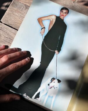 Kasia Smutniak Instagram - Un immagine lontana nel tempo , ma mica tanto .
24 anni di differenza . 
L’anno  2000 , un anno strano , in tutti i sensi . Quell’anno , ma io non lo sapevo ancora , avrei girato il mio primo film , avrei trovato la mia strada , o almeno avrei provato a percorrerla , sarei arrivata a Roma , con 2 valige e basta , senza conoscere nessuno . E forse , avrei finalmente imparato bene italiano ( su questo possiamo discutere ) . 
Ai tempi  ero sempre in giro ,  quell’anno avevo deciso di tornare a vivere in Europa ( dopo un periodo passato a NY facendo la modella ) lasciando  dietro le spalle  4 anni tosti , e una vita che semplicemente non sembrava la mia . L’anno 2000 è stato un anno di cambiamento , di rinascita , di ricongiungimento con quello che ero . 
Qualche settimana fa , ho provato un vestito per la Biennale di Venezia , uno nero, dritto , semplice. Come piace a me . Ma c’era qualcosa di familiare che non riuscivo  a spiegarmi . 
La mattina dopo , mi sono svegliata con il dubbio di averlo già indossato . Ma dove , quando ? Mi sono messa a sfogliare dei giornali vecchi a casa ( alcuni li conservo ancora , chi sa, per i figli , i nipotini ..) e l’ho trovato . Eccolo . ‘GQ’ Spagna , maggio dell’anno 2000 . 
Lo prendo come un segno . Di nuovo.
2024 
Preso nota ✔️

@sabatods  @gucci fashionkarma 😅
.
p 4 @valentina_gallimberti_ballarin
