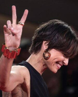 Kasia Smutniak Instagram - Un immagine lontana nel tempo , ma mica tanto .
24 anni di differenza . 
L’anno  2000 , un anno strano , in tutti i sensi . Quell’anno , ma io non lo sapevo ancora , avrei girato il mio primo film , avrei trovato la mia strada , o almeno avrei provato a percorrerla , sarei arrivata a Roma , con 2 valige e basta , senza conoscere nessuno . E forse , avrei finalmente imparato bene italiano ( su questo possiamo discutere ) . 
Ai tempi  ero sempre in giro ,  quell’anno avevo deciso di tornare a vivere in Europa ( dopo un periodo passato a NY facendo la modella ) lasciando  dietro le spalle  4 anni tosti , e una vita che semplicemente non sembrava la mia . L’anno 2000 è stato un anno di cambiamento , di rinascita , di ricongiungimento con quello che ero . 
Qualche settimana fa , ho provato un vestito per la Biennale di Venezia , uno nero, dritto , semplice. Come piace a me . Ma c’era qualcosa di familiare che non riuscivo  a spiegarmi . 
La mattina dopo , mi sono svegliata con il dubbio di averlo già indossato . Ma dove , quando ? Mi sono messa a sfogliare dei giornali vecchi a casa ( alcuni li conservo ancora , chi sa, per i figli , i nipotini ..) e l’ho trovato . Eccolo . ‘GQ’ Spagna , maggio dell’anno 2000 . 
Lo prendo come un segno . Di nuovo.
2024 
Preso nota ✔️

@sabatods  @gucci fashionkarma 😅
.
p 4 @valentina_gallimberti_ballarin