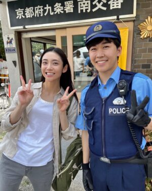 Kasumi Yamaya Instagram - ドラマ「科捜研の女season24」ありがとうございました。

11年ぶりに帰って来れました。
続ける意味をまた改めて噛み締める事が出来た作品。

今回初めましてだった兼崎監督。
一つ一つのシーンを大切に、真っ直ぐ目を見て向き合ってくださりました。それが何よりも嬉しくて楽しくて。
またきっといつかお会いできると信じてます。
感謝です。

撮影合間には、鈴木さんと　@tawadahideya_official  の話で盛り上がったり🍔⭐️
朗らかな雰囲気が颯ちゃんと重なりました。

久しぶりの京都。私のひと夏でした。

#科捜研の女 #鈴木福  さん
#山谷花純 #テレビ朝日 #兼崎涼介  監督