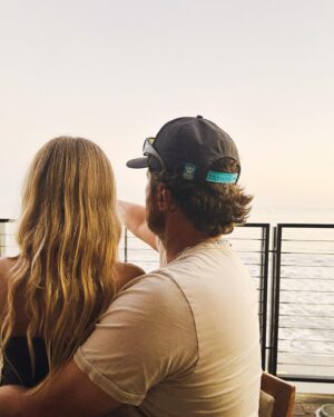 Kate Hudson Instagram - Pictured here….my bro on his birthday with his beautiful children 🤍 Oliver in his element being the best father. Always love celebrating our Ollie 🎂✨ It was also a great excuse to wear this dress I purchased in Greece that I love almost as much as celebrating him 😉 How bout big love for my bro 🦋❤️