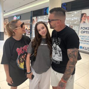 Kateřina Kristelová Instagram - Claud má dneska narozeniny a je to hodná holka. Jsem s jeji mámou už dost let tak ke mně taky patří. 
Nesmí přivést Slavistu jinak snesu vsechno!!!
#Sparta #JaJsemSparta