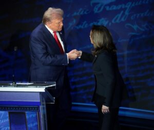 Katie Couric Instagram - Shot of the night so far. Before the presidential debate got started, Vice President Kamala Harris walked over and introduced herself to Trump at his lectern. She offered her hand and he shook it. It’s the first handshake before a presidential debate since Trump and Hillary Clinton met for the first time on stage in 2016. 

📸: Getty Images
