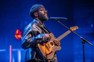Katie Melua Instagram - Manchester thank you!! What an honour that was, @bbcconcertorchestra it was a total pleasure making music together again. Thank you @bbcradio2 for having me and @gabeppm on piano and @iamjakeisaac @brookecombe for opening the night so magnificently. 📸 @liammaxwellphotos
