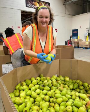 Katie Porter Instagram - Last year, 18 million households struggled to put enough food on the table. No one should ever go hungry in America.

This #HungerActionMonth—and every month—local food banks like @SHFBOC are helping feed families all across the country—and they always need volunteers!