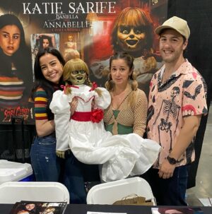 Katie Sarife Instagram - Got to meet so many lovely people at @horrorconla this weekend with @thescarycloset ! What a spectacular time!!! Some of my friends popped by to visit too 💕 So much love for everyone!

What con should I go to next?! 😘

Also, thinking of cutting my hair to the length of the last pic, but can’t decide. Thoughts?