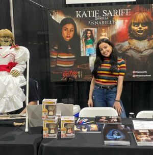 Katie Sarife Instagram - Got to meet so many lovely people at @horrorconla this weekend with @thescarycloset ! What a spectacular time!!! Some of my friends popped by to visit too 💕 So much love for everyone!

What con should I go to next?! 😘

Also, thinking of cutting my hair to the length of the last pic, but can’t decide. Thoughts?