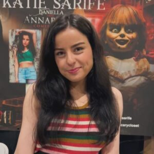 Katie Sarife Instagram - Got to meet so many lovely people at @horrorconla this weekend with @thescarycloset ! What a spectacular time!!! Some of my friends popped by to visit too 💕 So much love for everyone!

What con should I go to next?! 😘

Also, thinking of cutting my hair to the length of the last pic, but can’t decide. Thoughts?