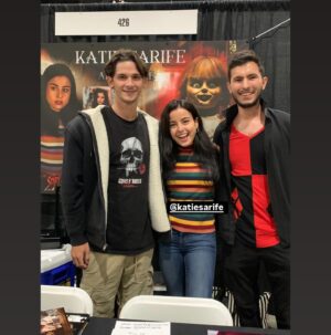 Katie Sarife Instagram - Got to meet so many lovely people at @horrorconla this weekend with @thescarycloset ! What a spectacular time!!! Some of my friends popped by to visit too 💕 So much love for everyone!

What con should I go to next?! 😘

Also, thinking of cutting my hair to the length of the last pic, but can’t decide. Thoughts?