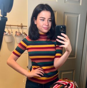 Katie Sarife Instagram - Got to meet so many lovely people at @horrorconla this weekend with @thescarycloset ! What a spectacular time!!! Some of my friends popped by to visit too 💕 So much love for everyone!

What con should I go to next?! 😘

Also, thinking of cutting my hair to the length of the last pic, but can’t decide. Thoughts?
