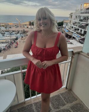 Katie Thistleton Instagram - Mostly holding pebbles 🪨 🐚 
(Yes yes I know you can’t see my other leg etc 🦩 )
Red dress: @asos and it comes in other colours and I want them all 
Blue dress: @ro_and_zo #gifted