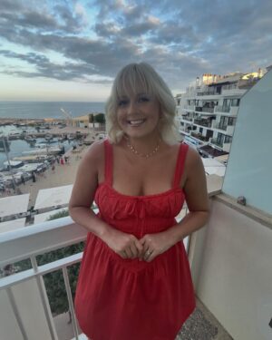Katie Thistleton Instagram - Mostly holding pebbles 🪨 🐚 
(Yes yes I know you can’t see my other leg etc 🦩 )
Red dress: @asos and it comes in other colours and I want them all 
Blue dress: @ro_and_zo #gifted
