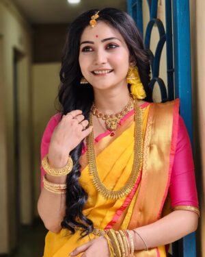 Kaushambi Chakraborty Instagram - Gaaye holud💛

Keep watching Phulki only on Zee bangla😊 
Styling and Picture courtesy- @jayantisen99 😘