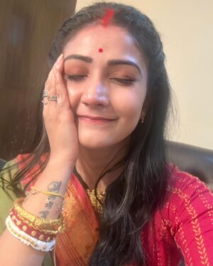 Kaushambi Chakraborty Instagram - 🤗😏😖