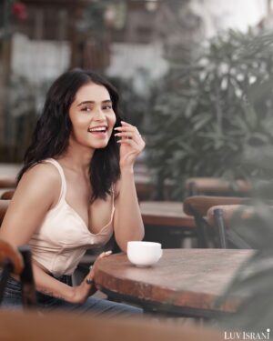 Kaushiki Rathore Instagram - Through the lens, feeling good like I should. ...

 Share your smile with the world🌻🪄

Clicked by : @luvisrrani 

.
.
.
#kaushikirathore #photography #luvishrani