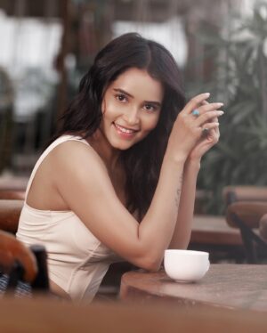 Kaushiki Rathore Instagram - Through the lens, feeling good like I should. ...

 Share your smile with the world🌻🪄

Clicked by : @luvisrrani 

.
.
.
#kaushikirathore #photography #luvishrani