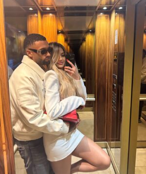 Kayla Kula Instagram - Deux ans d’amour et de bonheur 🥰 les mots ne peuvent pas expliquer comment je t’aime, tu es mon meilleur ami avant tout. Tu me rends heureuse chaque jour. 

Dump 
1. Nos date night a Lisbonne 🇵🇹
2. Nos petites balades >> 
3. Désert 🐪 
4. Petit photo pris par un inconnu à Mykonos 🇬🇷
5. Selfie dans le froid 🥶🇩🇰
6. Les meilleurs night >>> 
7. Selfie sous 40 degrés 🇦🇪