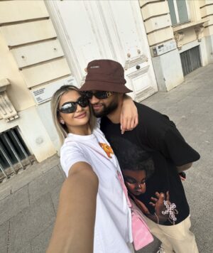 Kayla Kula Instagram - Deux ans d’amour et de bonheur 🥰 les mots ne peuvent pas expliquer comment je t’aime, tu es mon meilleur ami avant tout. Tu me rends heureuse chaque jour. 

Dump 
1. Nos date night a Lisbonne 🇵🇹
2. Nos petites balades >> 
3. Désert 🐪 
4. Petit photo pris par un inconnu à Mykonos 🇬🇷
5. Selfie dans le froid 🥶🇩🇰
6. Les meilleurs night >>> 
7. Selfie sous 40 degrés 🇦🇪