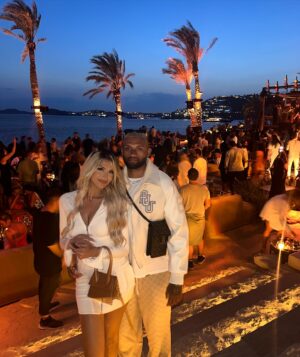 Kayla Kula Instagram - Deux ans d’amour et de bonheur 🥰 les mots ne peuvent pas expliquer comment je t’aime, tu es mon meilleur ami avant tout. Tu me rends heureuse chaque jour. 

Dump 
1. Nos date night a Lisbonne 🇵🇹
2. Nos petites balades >> 
3. Désert 🐪 
4. Petit photo pris par un inconnu à Mykonos 🇬🇷
5. Selfie dans le froid 🥶🇩🇰
6. Les meilleurs night >>> 
7. Selfie sous 40 degrés 🇦🇪