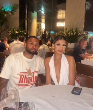 Kayla Kula Instagram - Deux ans d’amour et de bonheur 🥰 les mots ne peuvent pas expliquer comment je t’aime, tu es mon meilleur ami avant tout. Tu me rends heureuse chaque jour. 

Dump 
1. Nos date night a Lisbonne 🇵🇹
2. Nos petites balades >> 
3. Désert 🐪 
4. Petit photo pris par un inconnu à Mykonos 🇬🇷
5. Selfie dans le froid 🥶🇩🇰
6. Les meilleurs night >>> 
7. Selfie sous 40 degrés 🇦🇪