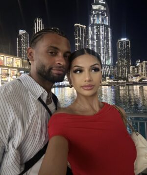 Kayla Kula Instagram - Deux ans d’amour et de bonheur 🥰 les mots ne peuvent pas expliquer comment je t’aime, tu es mon meilleur ami avant tout. Tu me rends heureuse chaque jour. 

Dump 
1. Nos date night a Lisbonne 🇵🇹
2. Nos petites balades >> 
3. Désert 🐪 
4. Petit photo pris par un inconnu à Mykonos 🇬🇷
5. Selfie dans le froid 🥶🇩🇰
6. Les meilleurs night >>> 
7. Selfie sous 40 degrés 🇦🇪