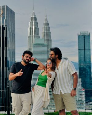 Keerthi shanthanu Instagram - Mandatory #Malaysia clicks 🥰🧿 with @kikivijay11 & nanban @rjvijayofficial 🎉💥

#twintower #helipad @helipadkl