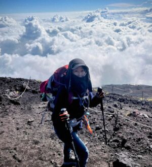 Keiko Horiuchi Instagram - 富士山へ登ってきました🗻

いつかは、子供と登ってみたいと思っていまして。

なんとか登頂しました。ハードでしたー😭

台風の影響が心配でしたが、雨に濡れる事もなく

風も強くなかったです。

お友達家族に励まされながら、諦めなくてよかった。

山小屋の方々、途中の登山者の方々。

親切にしていただきました♥

須走コース

帰りの砂走りで、全く走れない。
走ってないのに、2回転んだ。

#富士山
#富士山登頂
#fujiyama

#下江戸屋
#お友達家族に感謝です

#皆様もお休み楽しまれたかな
