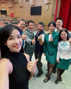 Kelly Huang Instagram - 學校的全家店員超棒！

那天去屏商校區開xx 股長的座談會
結束後要趕回屏師上主修課
肚子實在太餓就衝去全家
隨便夾了一個地瓜 想說墊墊肚子

結帳的時候 店員跟我說
： 「這裡面有一顆石頭 幫妳夾起來喔！
不然秤重會比較重！」
： 「什麼！😅😅有石頭我居然沒看到👀…」

真的太感謝了😃😃🥹
好優秀😙😙
好棒❤️❤️
謝謝妳❤️❤️

～～每天從生活中找到值得開心的事～～

（第二張照片 感謝學校特別邀請專家來宣導防止詐騙 提醒大家 來路不明的短網址千萬不要點喔！）