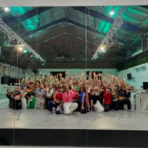 Kelly Sweeney Instagram - sold out in sydney 🥹🇦🇺
thank you to everyone who came to my first class down under !!! your energy and talent was just incredible. i am so grateful to have had the opportunity to meet all of you, and i hope to be back soon 🐨💃🏼
#365 - @charli_xcx 🎥 @livtremul 
#kellysweeneychoreo #charlixcx #brat #australia