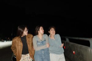 Kendra Sow Instagram - 原来流星雨是真的
收获了4颗，再加上我错过的应该有10颗吧😂
还有萤火虫冒充流星，害我以为流星要朝我飞来了哈哈
宇宙真的好神奇呀
有谁也去看了吗？