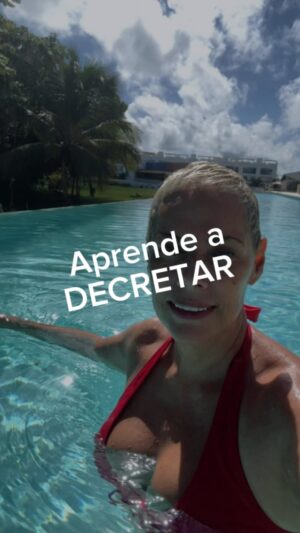 Kenia Gascón Instagram - Es lo más común del mundo creer que pedir para el futuro es lo correcto, pero nadie se da cuenta que ese futuro nunca llega. 
Escribe yo y te mando la oración exacta que te hará decretar y conseguir lo que. quieras. 
Sígueme para más consejos, vienen buenos cursos. ✌🏻
#Decretar #positivo #presente #atraccion #poder #positivismo
