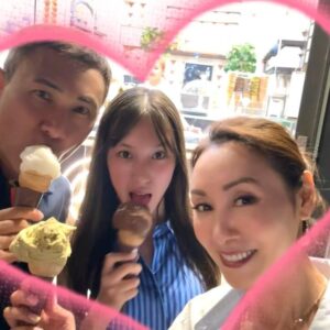 Kenix Kwok Ho-Ying Instagram - 二人的甜蜜一家人的幸福！80歲後繼續手牽手吃着甜蜜的冰淇淋🍦🍦🍦每一個畫面裏，每一個燈影裏，如重播一切，有我共你！
#france#italy#gelato#happyfamily