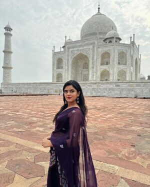 Ketaki Kulkarni Instagram - ताजमहल: प्रेम की अनमोल धरोहर 🌙🕊️✨🪞

[ Taj Mahal, Taj, 7 wonders, Indian Heritage, Historical monument, actress, viral, India, history ] 

#Tajmahal #Ketakikulkarni #Instagram