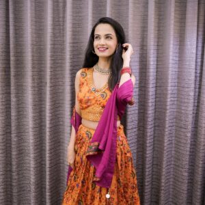 Ketaki Mategaonkar Instagram - #NagarCity #Event
Hello Nagar! I always undermined yellow, why have  I suddenly developed a liking for it? 🤷🏻‍♀️ 🌻⭐️💛

[Ketakee Mateygaonkar, Nagar City, Fashion, Indian Attire, Traditional, Marathi Mulgi, Dahihandi 2024]

#ketakeemateygaonkar #dahihandi #yellowdress #traditional #ootd #explore
