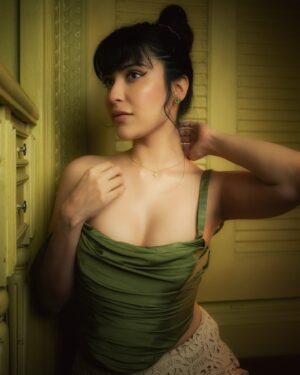 KhanZaadi Instagram - “Just winging it—life, eyeliner, everything.” 😌

📷 @fahhu_ 

#khanzaadi #vintage #vibe #life #green #assam #northeast #mumbai #insta #instagood #instagram