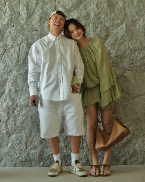 Khánh Linh Instagram - @Prada và Miranda July hỏi Linh: What is your love language? What are the drawbacks to this love language and which love language do you wish was yours?

Ngôn ngữ tình yêu của mình là gì ư? Có lẽ là “Acts of Service”

Mình còn nhớ cuốn sách “5 ngôn ngữ tình yêu” của Gary Chapman có nói tới Acts of Service - những hành động quan tâm hỗ trợ trong tình yêu. Với mình, hành động quan tâm là cách dễ dàng nhất để mình bày tỏ cảm xúc, đôi khi bao trùm, lấn át cả những ngôn ngữ khác, như lời nói yêu thương,những món quà hay giao tiếp cơ thể. Cũng nhờ vậy mà mình đã tìm được “nửa kia” thực sự luôn “hành động” để cùng mình vượt qua nhiều thứ❤️

Thế nhưng, khi luôn ưu tiên những hành động quan tâm là nhất nhất, thì mình cũng nhận ra mình sẽ bỏ qua những cách thể hiện tình yêu khác với đối phương, như những lời khen, hỏi thăm, những món quà nhỏ hay “quality time”- dành những khoảng thời gian chất lượng với đối phương - cũng là ngôn ngữ tình yêu mà anh ấy yêu thích. 8 năm bên nhau, mất 1 thời gian dài lắm lắm nhưng mình mới nhận ra đó. Hoá ra, khi yêu nhau không chỉ đơn giản là yêu và thể hiện tình yêu theo cách mình muốn, mà còn là nghĩ cho đối phương và thể hiện được theo cách làm họ hạnh phúc. 

Đến bây giờ, mình đã nhận ra và quyết định lựa chọn “quality time” là ngôn ngữ tình yêu của tụi mình. Dành thời gian ở cạnh nhau để chia sẻ, nói chuyện và thấu hiểu là cách hiệu quả nhất với chúng mình để gần lại với nhau và cảm nhận được tình cảm của đối phương :)

#PradaAimee