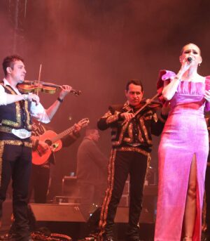Kika Edgar Instagram - Mil gracias Querétaro por ser parte de una gran fiesta patria! Viva México! 🇲🇽 Gracias @mariachigamamil ! Son lo máximo! Gracias por la organización @idevymark y @pedro.ar28 Además al @gobiernoqueretaro por la invitación !

📸: @valezukaa