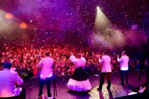 Kika Edgar Instagram - Qué hermoso fue irnos de fiesta!!! Un hermoso público que nos hicieron vibrar al máximo ! Hicimos magia todos juntos en el Metropolitan! Gracias por hacerlo realidad! ❤️🥰💃🏻 @santaneramx