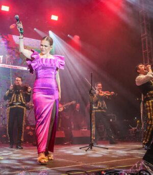 Kika Edgar Instagram - Mil gracias Querétaro por ser parte de una gran fiesta patria! Viva México! 🇲🇽 Gracias @mariachigamamil ! Son lo máximo! Gracias por la organización @idevymark y @pedro.ar28 Además al @gobiernoqueretaro por la invitación !

📸: @valezukaa