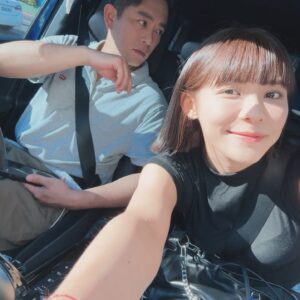 Kiki Lin Instagram - 難得一起收工天還亮著
我們要趕回宜蘭幫阿嬤過生日囉啦～

#拍照可以不要騷擾到別人嗎😑
#你好煩
@juniorz_harn