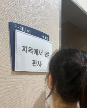 Kim Ah-young Instagram - 아빠한테 전화가 왔다 축하한다고 그래서 내가 물었다 뭐를?? 드라마?? 아니 인스타 20만 된거!! 엄청웃었더니 아빠는 아영이의 1호팬이라고 했다 아빠가 너무 귀여웠다 그래서 20만기념 20장 이모저모✌🏻🌼 .🍃🐶🌸📝⚽️😈✏️🍭👙💛