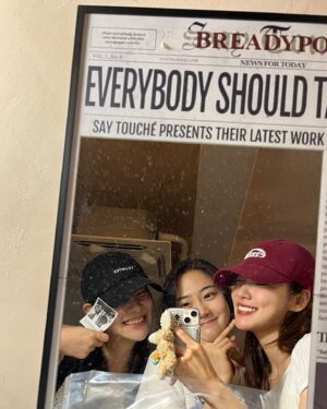 Kim Ah-young Instagram - 아빠한테 전화가 왔다 축하한다고 그래서 내가 물었다 뭐를?? 드라마?? 아니 인스타 20만 된거!! 엄청웃었더니 아빠는 아영이의 1호팬이라고 했다 아빠가 너무 귀여웠다 그래서 20만기념 20장 이모저모✌🏻🌼 .🍃🐶🌸📝⚽️😈✏️🍭👙💛