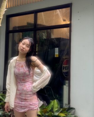 Kim Ah-young Instagram - 아빠한테 전화가 왔다 축하한다고 그래서 내가 물었다 뭐를?? 드라마?? 아니 인스타 20만 된거!! 엄청웃었더니 아빠는 아영이의 1호팬이라고 했다 아빠가 너무 귀여웠다 그래서 20만기념 20장 이모저모✌🏻🌼 .🍃🐶🌸📝⚽️😈✏️🍭👙💛