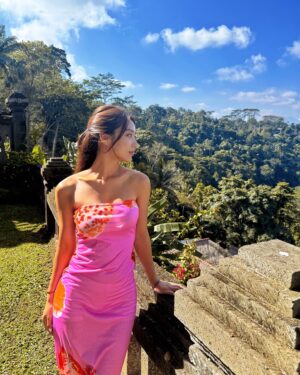 Kim Hee-jung Instagram - Waking up to this never gets old💕☀️🦋